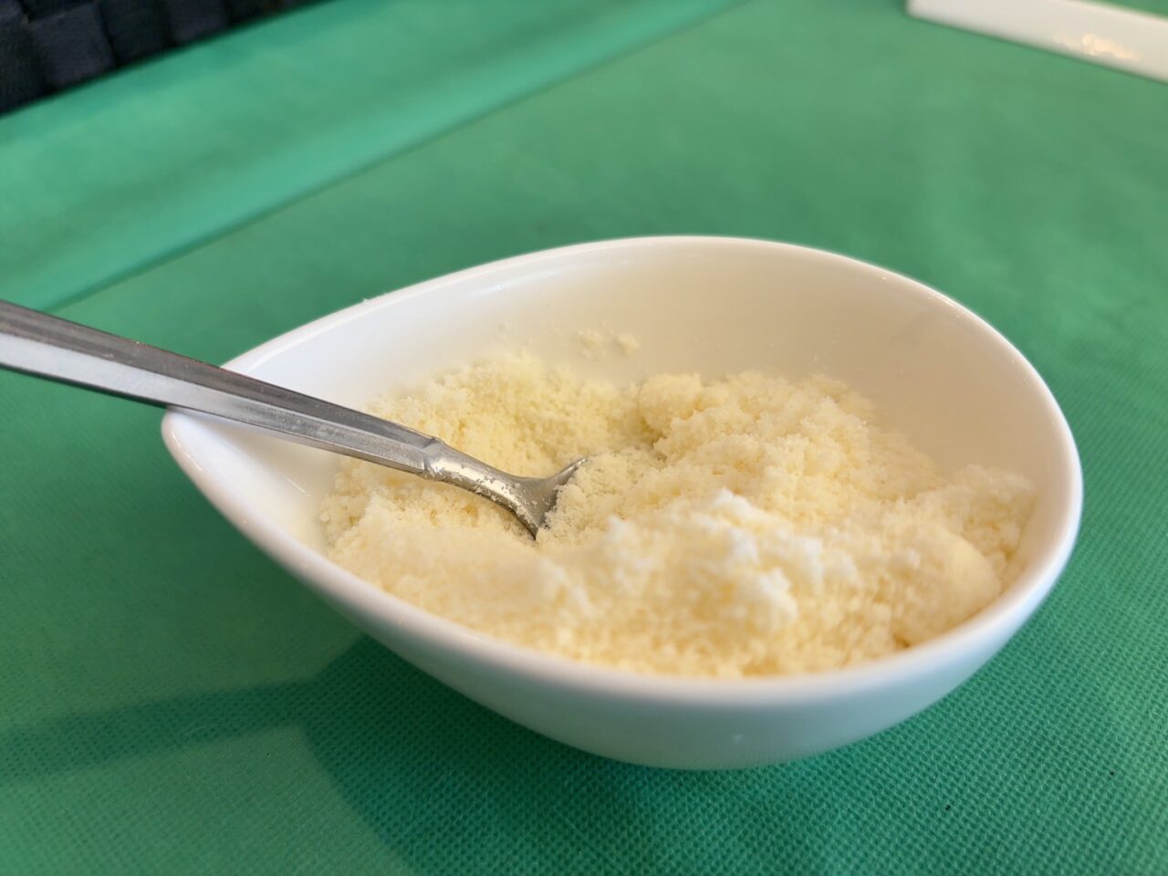 粉チーズとともに楽しめるパスタ料理