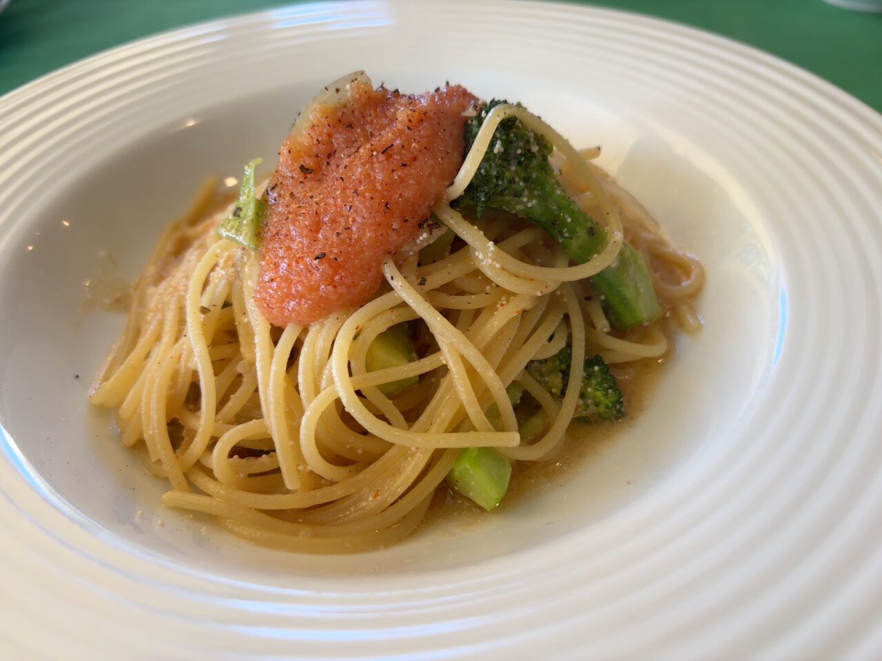 粉チーズとともに楽しめるパスタ料理