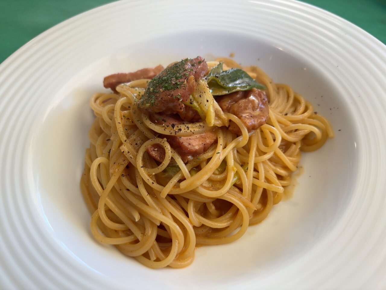 粉チーズとともに楽しめるパスタ料理