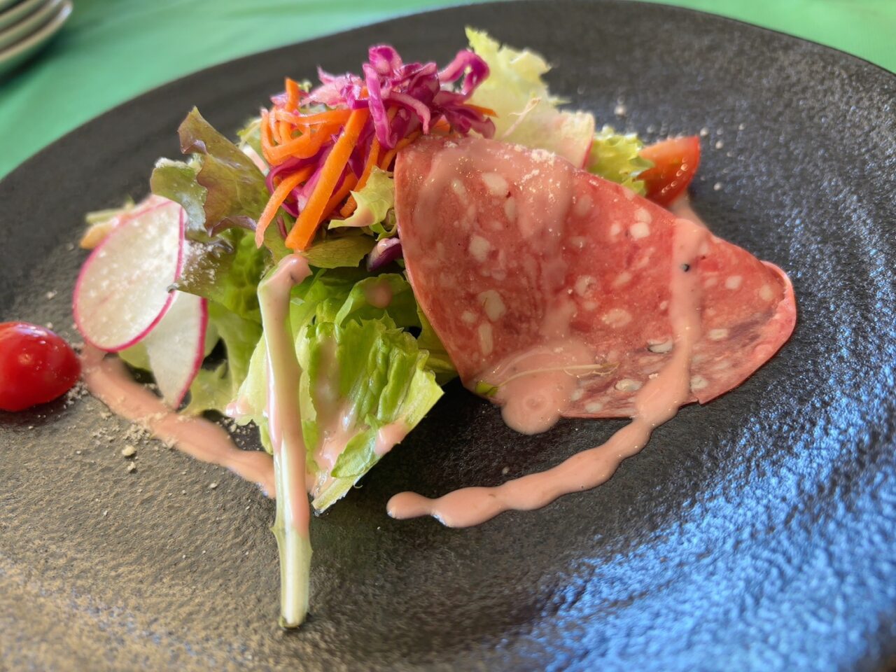 パスタランチに付く新鮮なサラダ