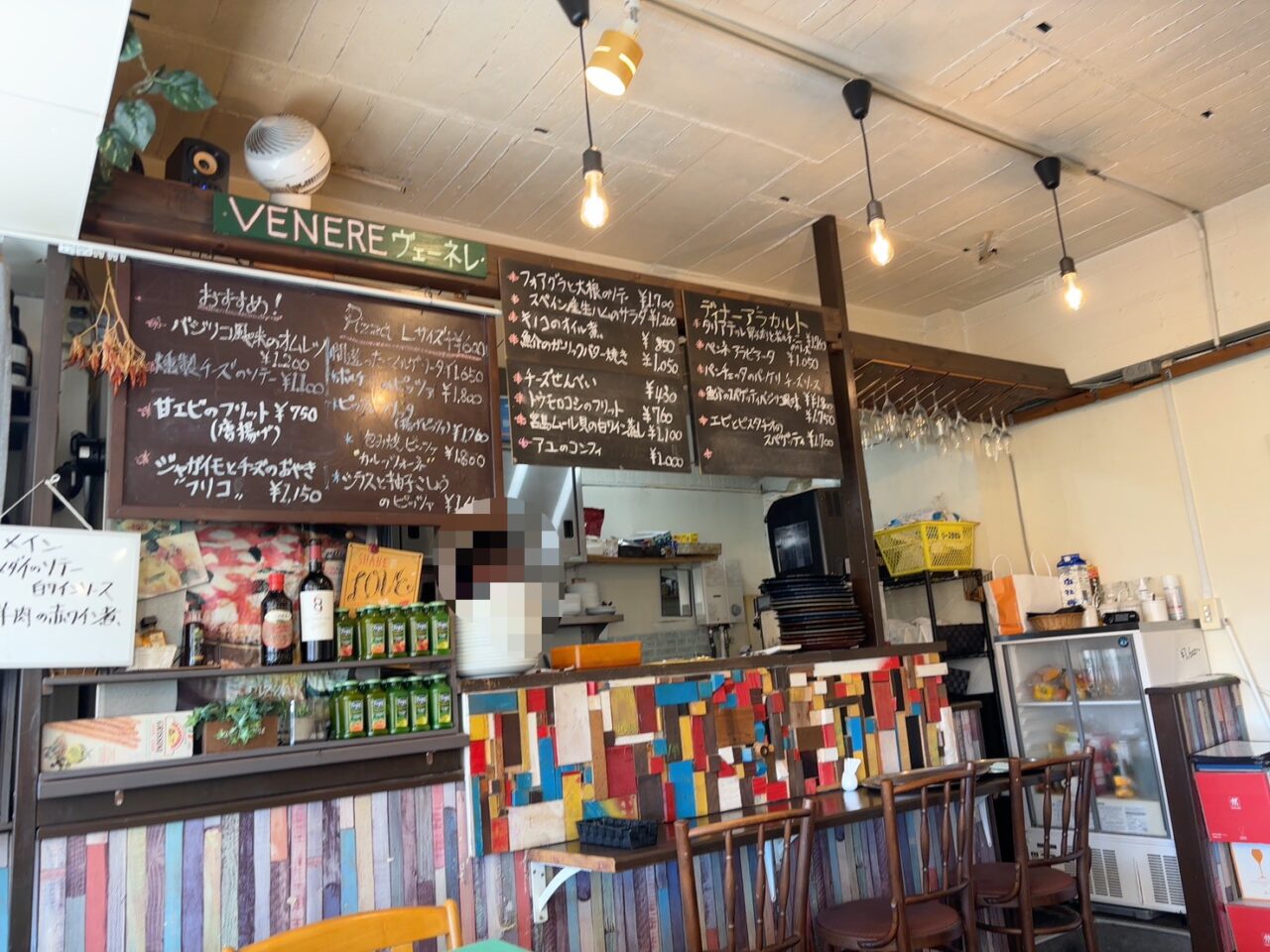 光が差し込む明るい店内の様子