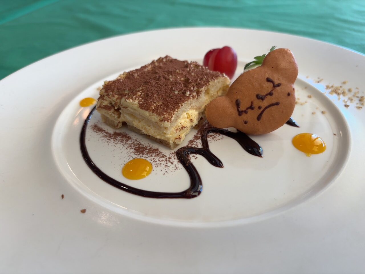 美しく盛り付けられたティラミスのデザート