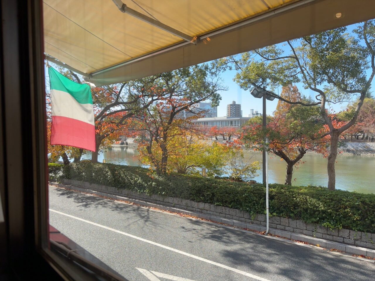 店内から見える川沿いの景色