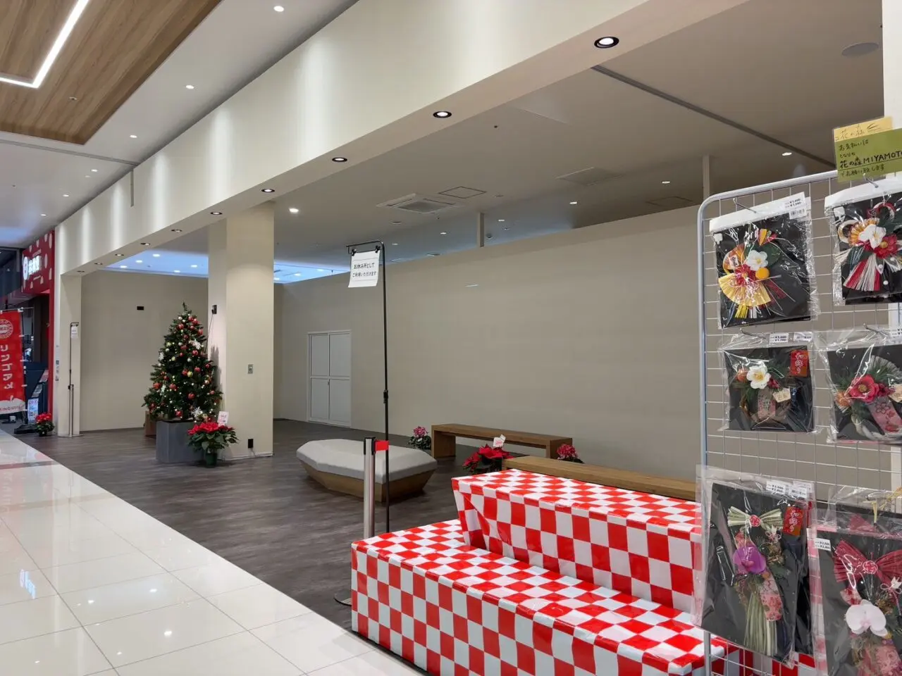 イオンタウン楽々園1階の休憩所の様子。椅子が設置され、西出入口すぐの場所