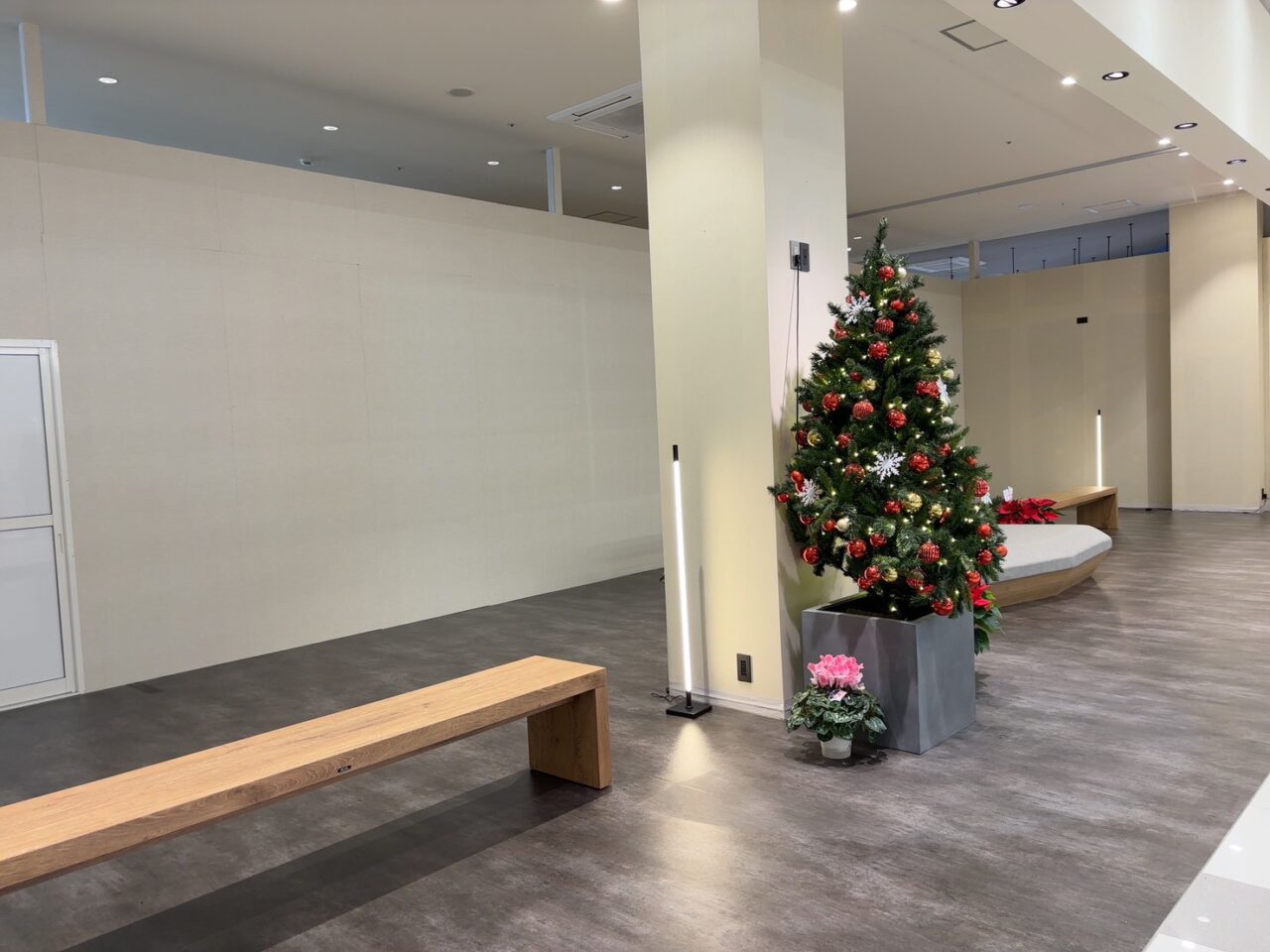 イオンタウン楽々園1階の休憩所の様子。椅子が設置され、西出入口すぐの場所