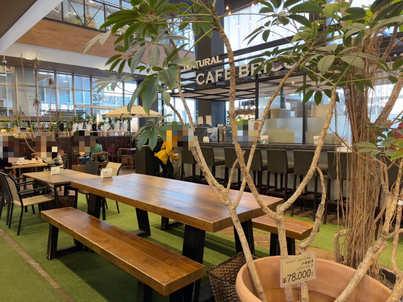 広めのテーブルとカウンターがあるイートインスペース