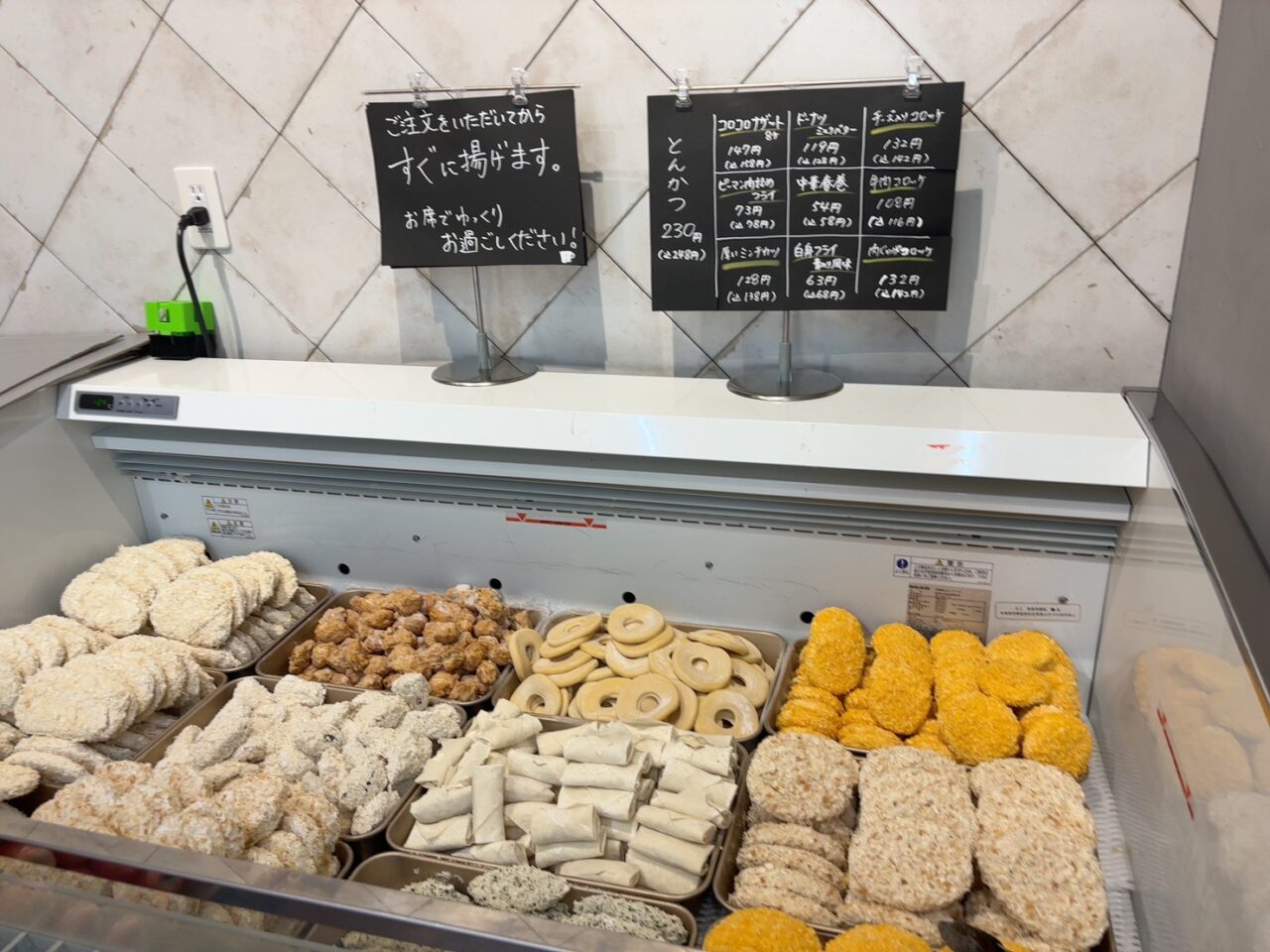 はかり売りで販売されているデイズの手作り惣菜や揚げ物