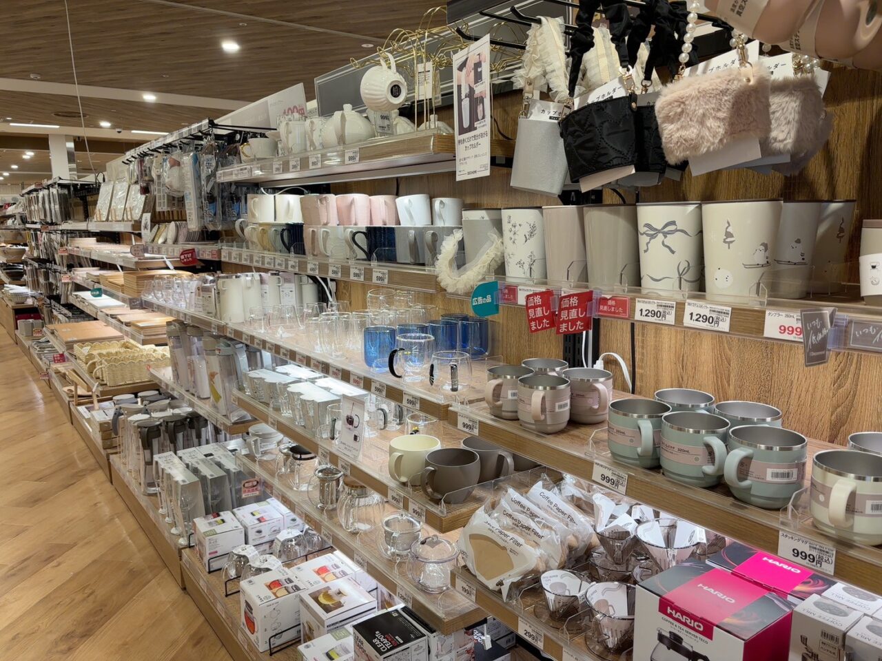 デコホーム店内のインテリア雑貨や日用品が並ぶ売り場