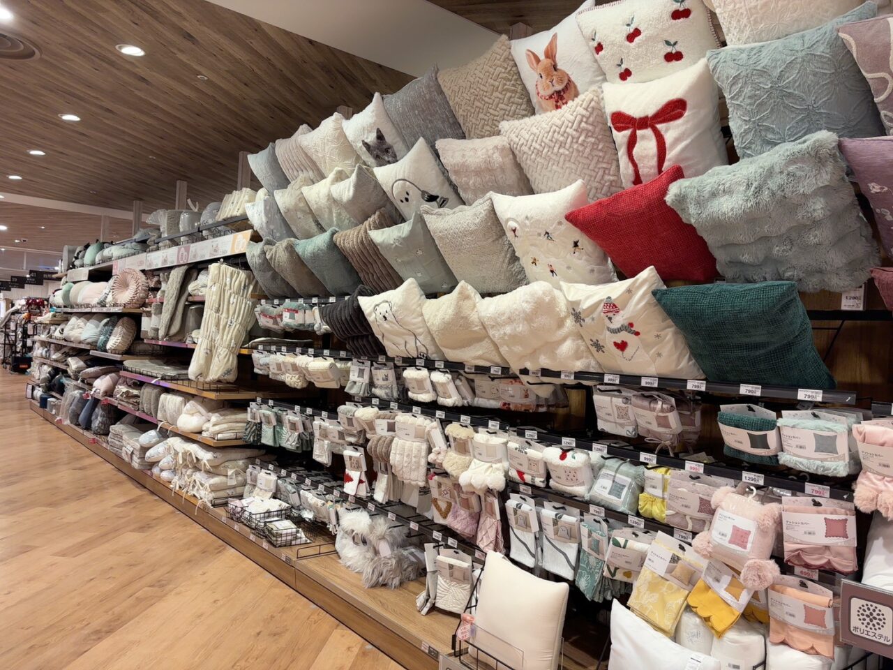 デコホーム店内のインテリア雑貨や日用品が並ぶ売り場