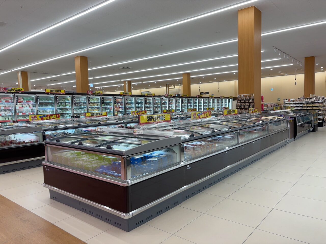 オープンしたスーパーマーケット「藤三 吉島店」