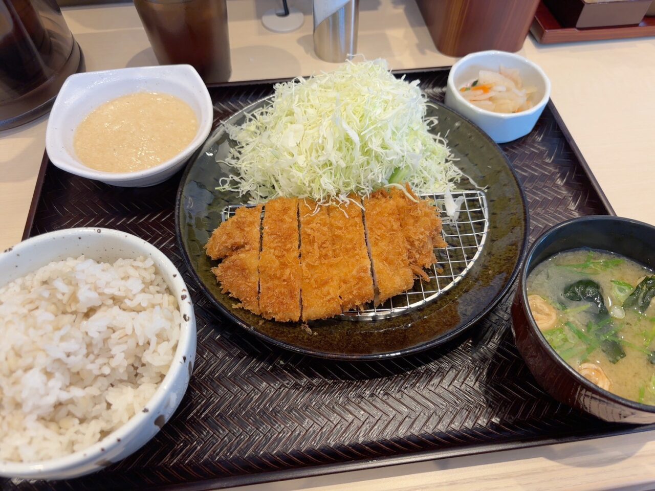 麦とろ熟成80gロースかつ定食の提供メニュー