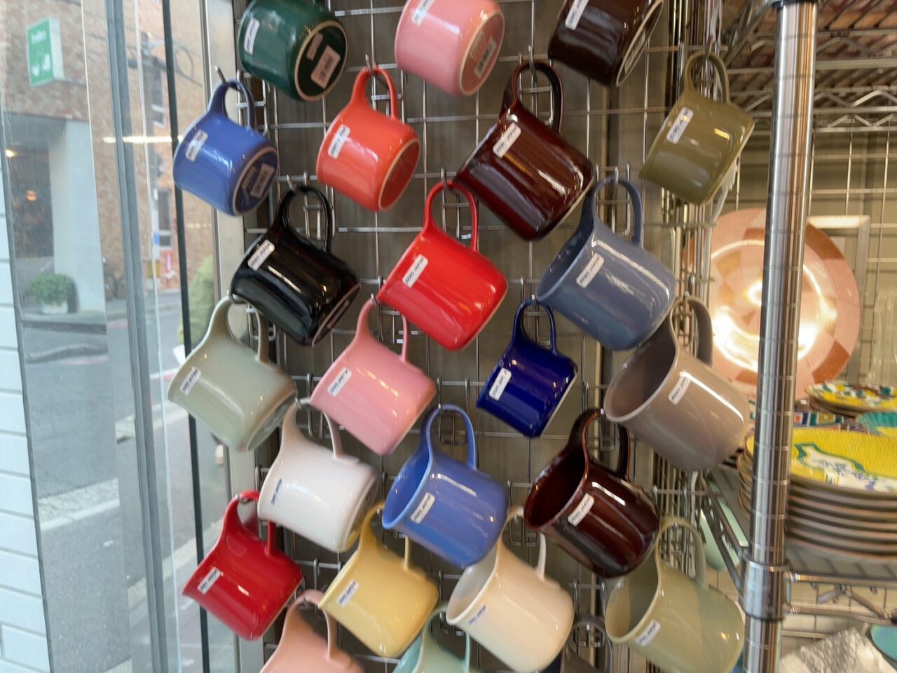 中町食器市場の店内。1階から5階まで食器がずらりと並ぶ