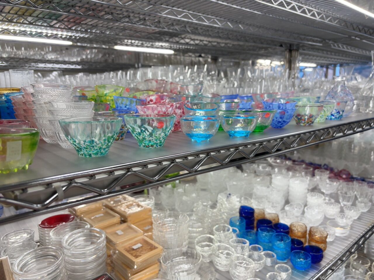 中町食器市場の店内。1階から5階まで食器がずらりと並ぶ