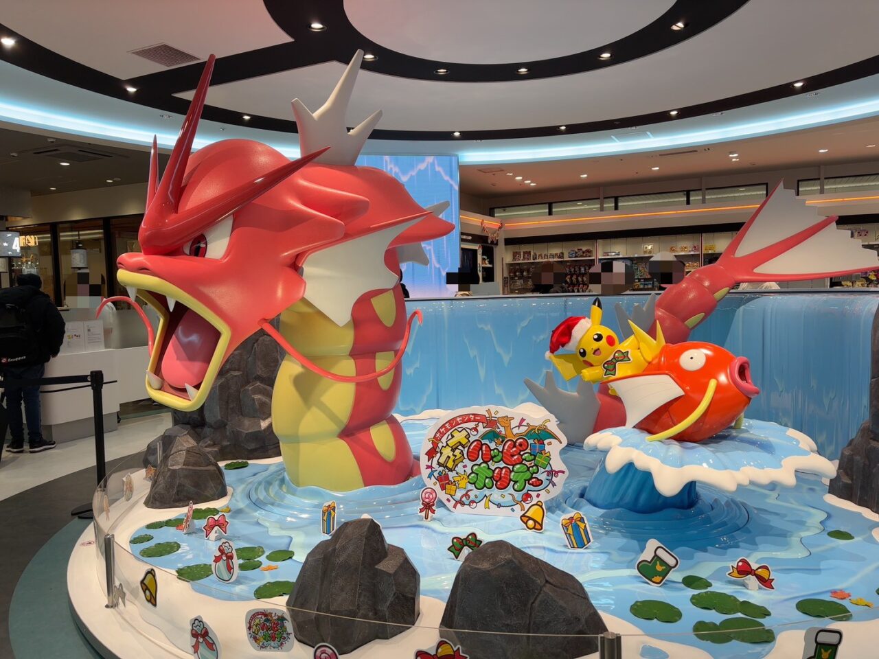 店内で来店者を出迎える大きなギャラドスのオブジェ