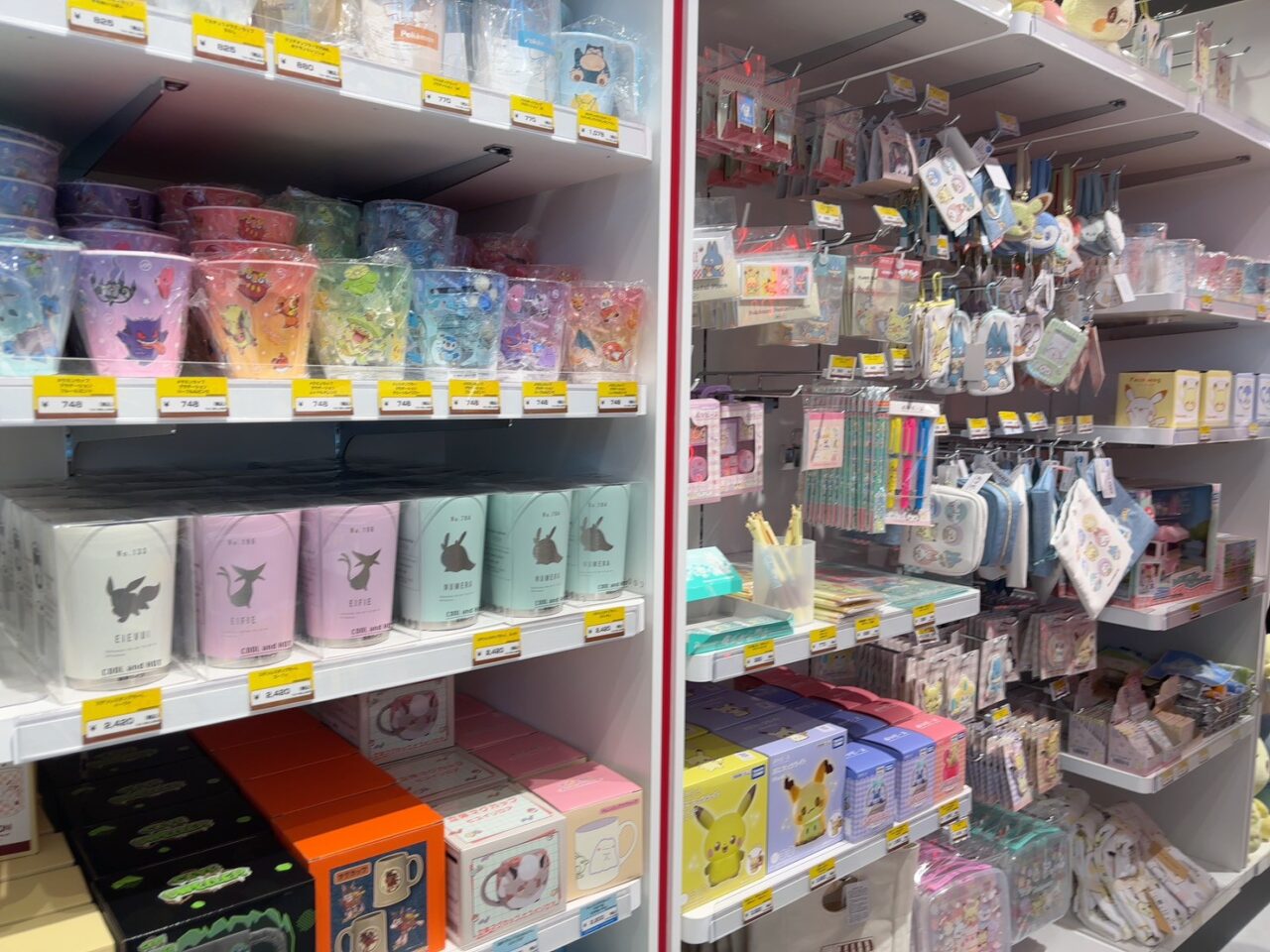 明るく広々としたポケモンセンターヒロシマ店内の様子