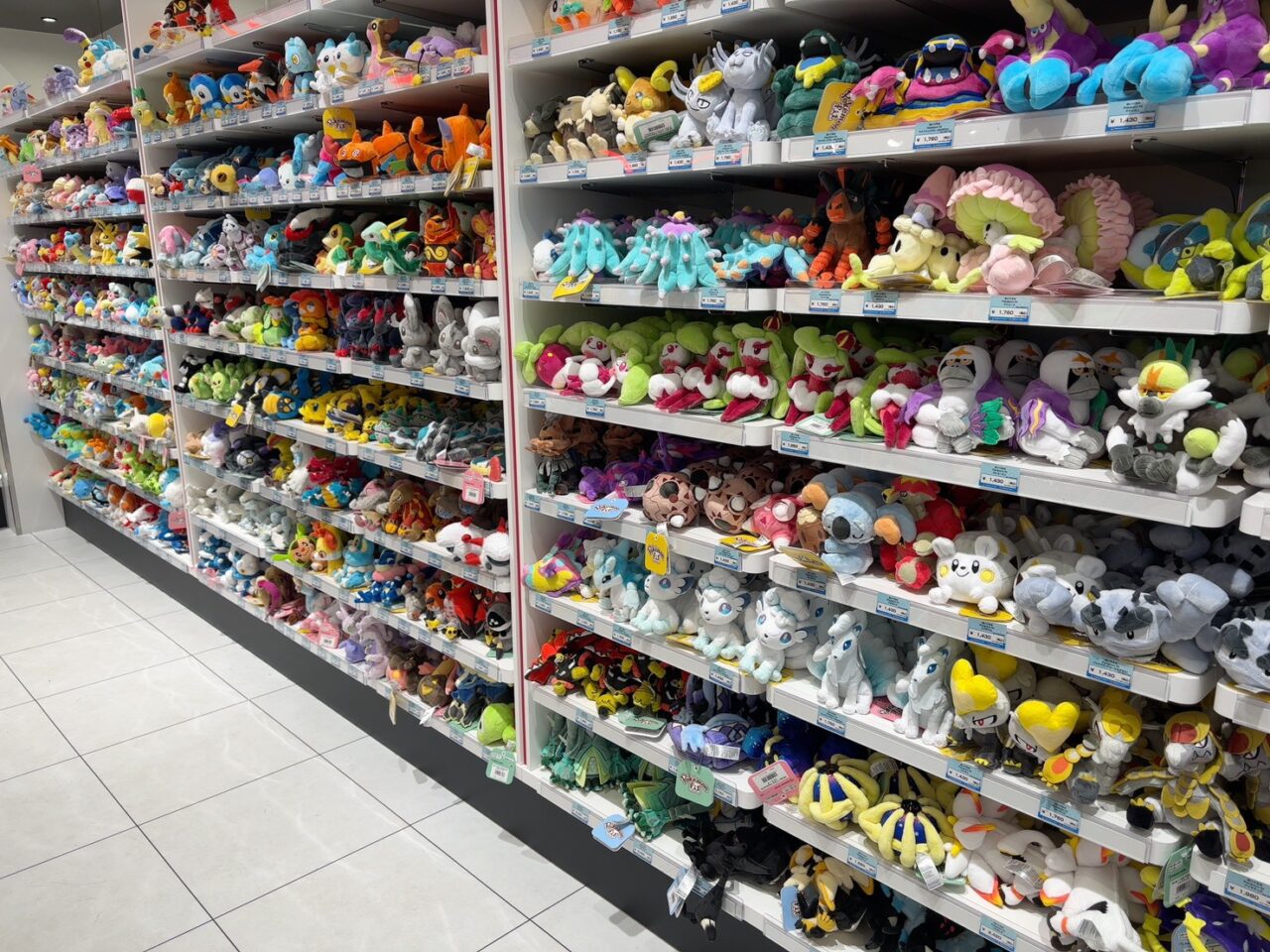 明るく広々としたポケモンセンターヒロシマ店内の様子