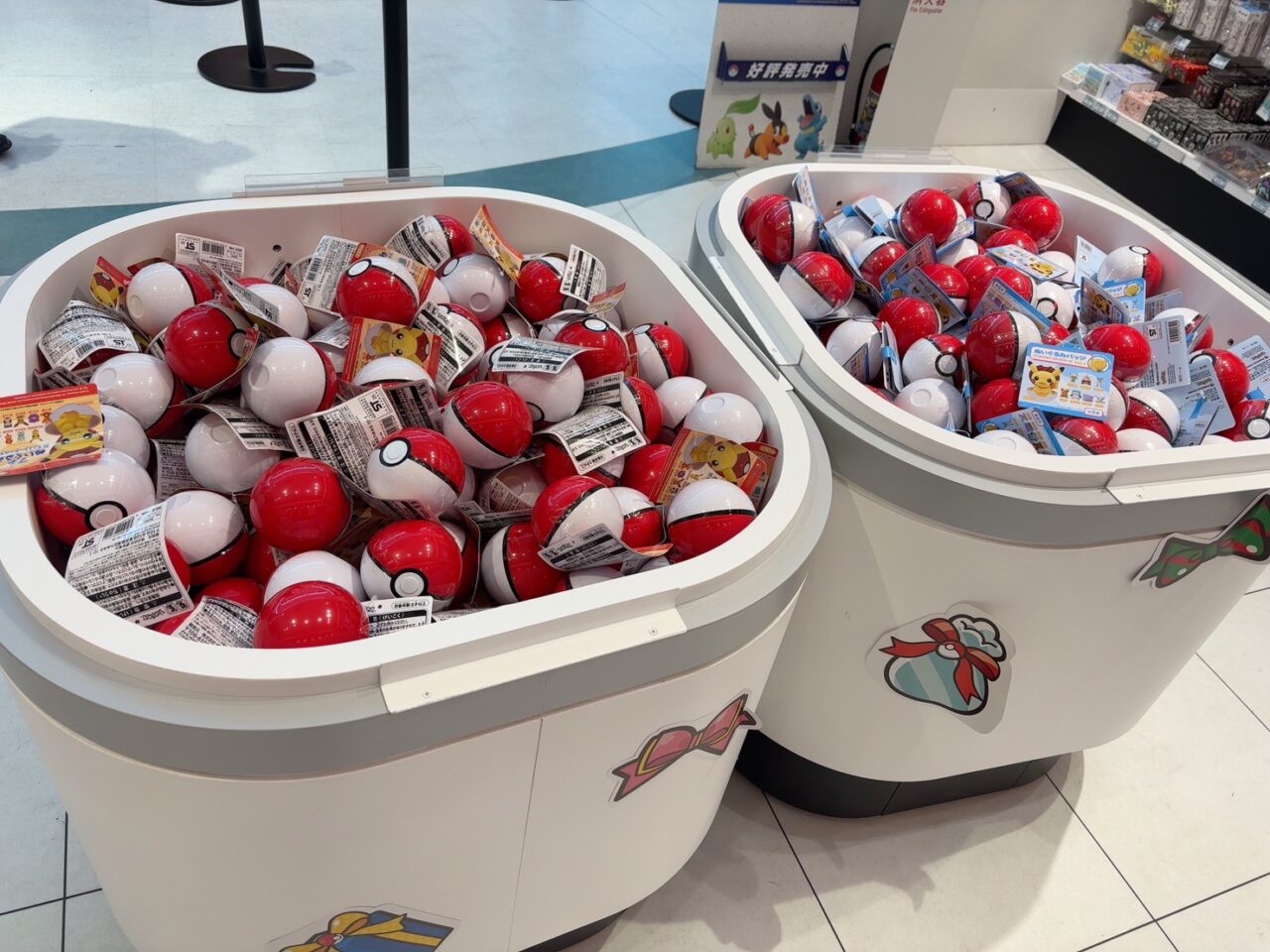 ランダムのプチポケモンが入ったモンスターボール商品