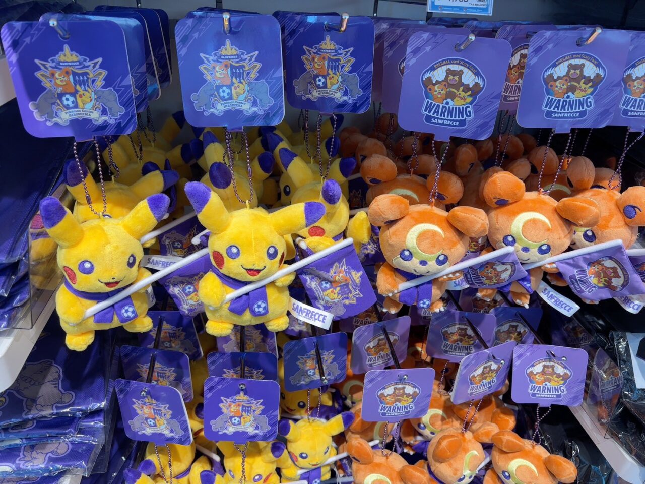 サンフレッチェ広島とポケモンがコラボした限定グッズコーナー