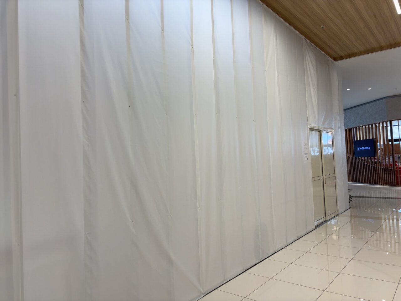 閉店したSHOWA NISHIKAWAイオンタウン楽々園店の跡地。幕が張られて中が見えない状態。