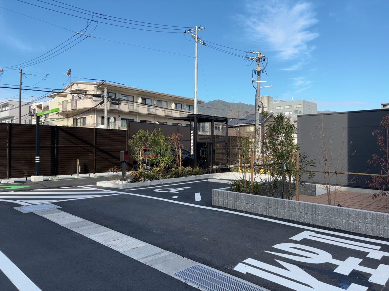 イオンタウン楽々園にオープンしたスターバックスとPECO SHOPの外観