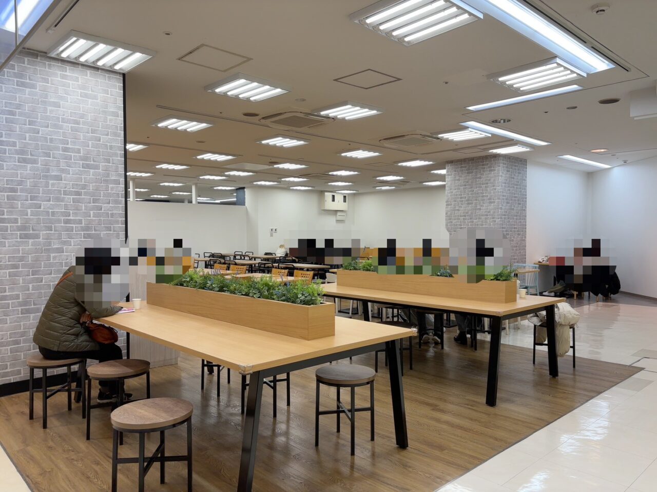 アルパーク東棟地下フードコート周辺の様子。閉店した店舗跡や広くなった休憩スペースが確認できる風景