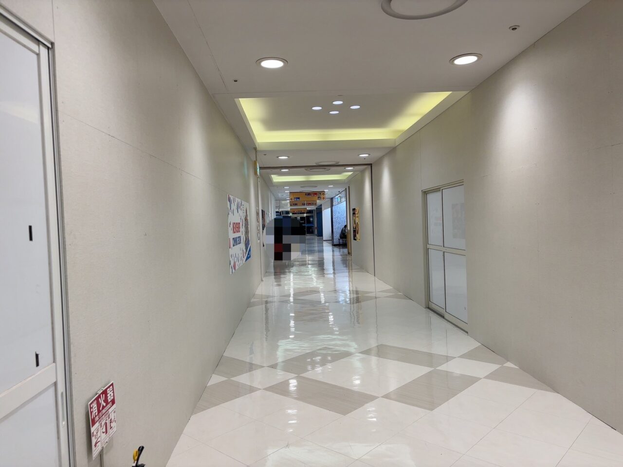 アルパーク東棟地下フードコート周辺の様子。閉店した店舗跡や広くなった休憩スペースが確認できる風景