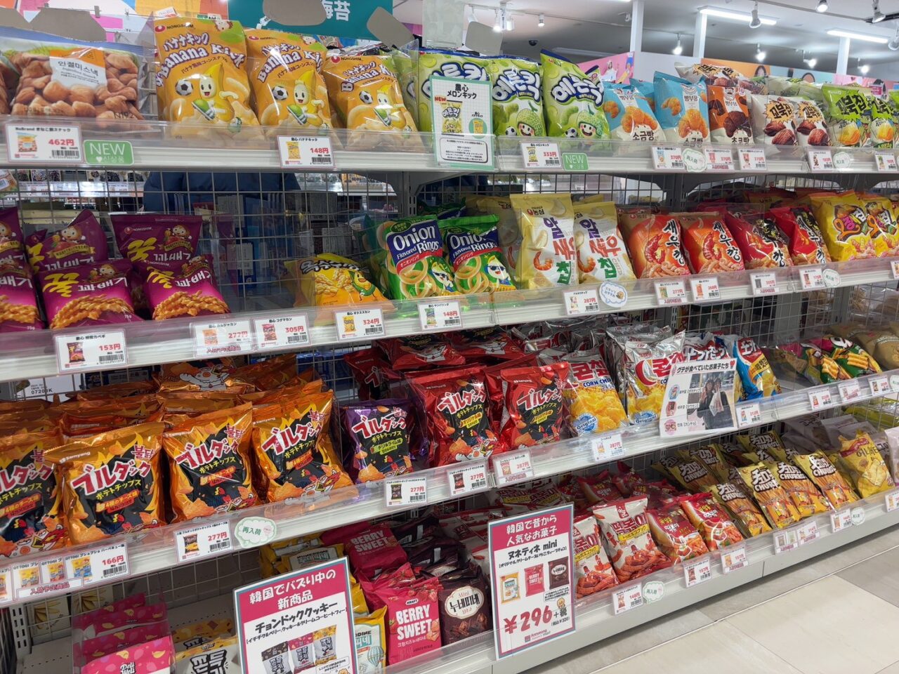 段原ショッピングセンター3階のAnnyeong martに並ぶ韓国ラーメンのコーナー