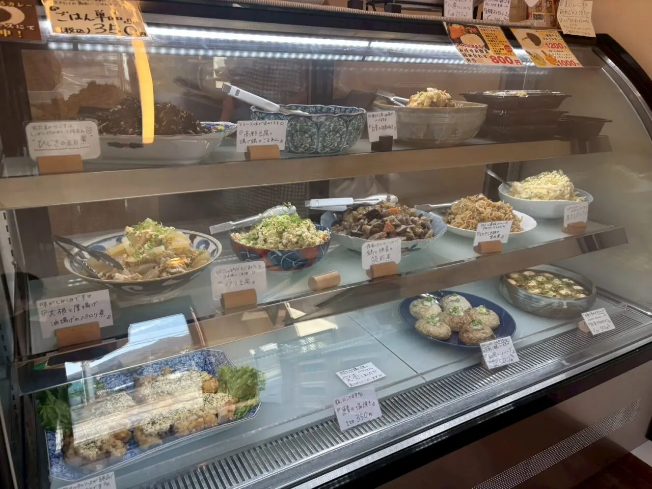 ショーケースに並ぶ福菜処おたまの手作りお惣菜