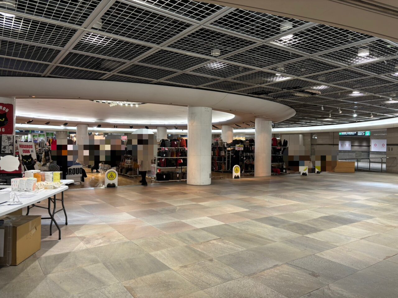 第37回紙屋町シャレオ古本まつりの会場となる紙屋町シャレオ中央広場の様子