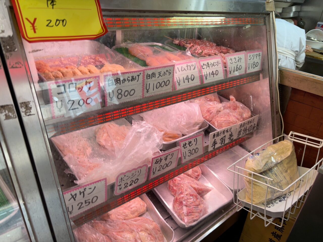 広島市中区昭和町にある小林正肉店。店先には「コロッケ」と書かれたのぼりが立っている