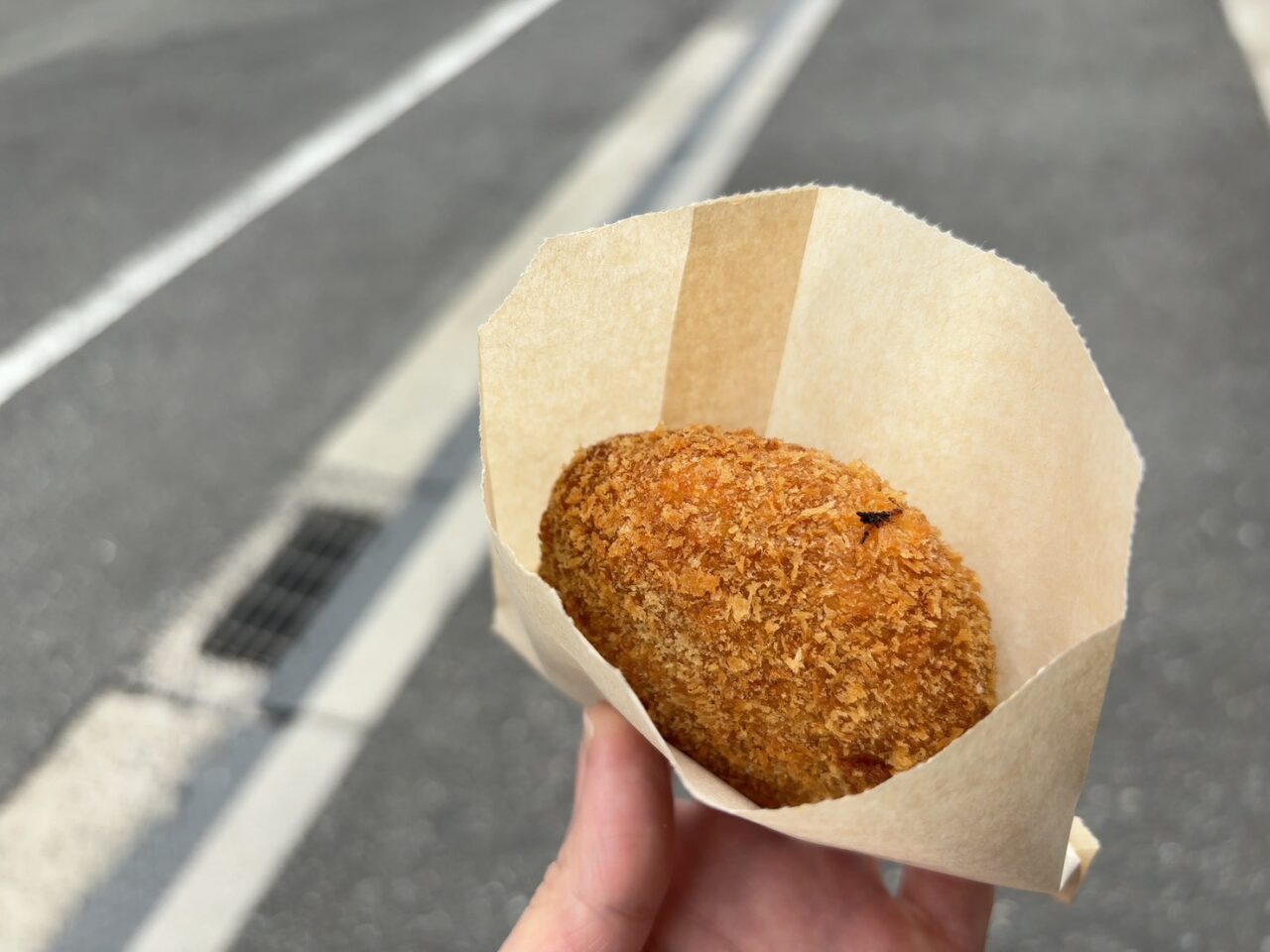 小林正肉店で販売されている牛すじ入りコロッケ。注文後に揚げられる揚げたての一品