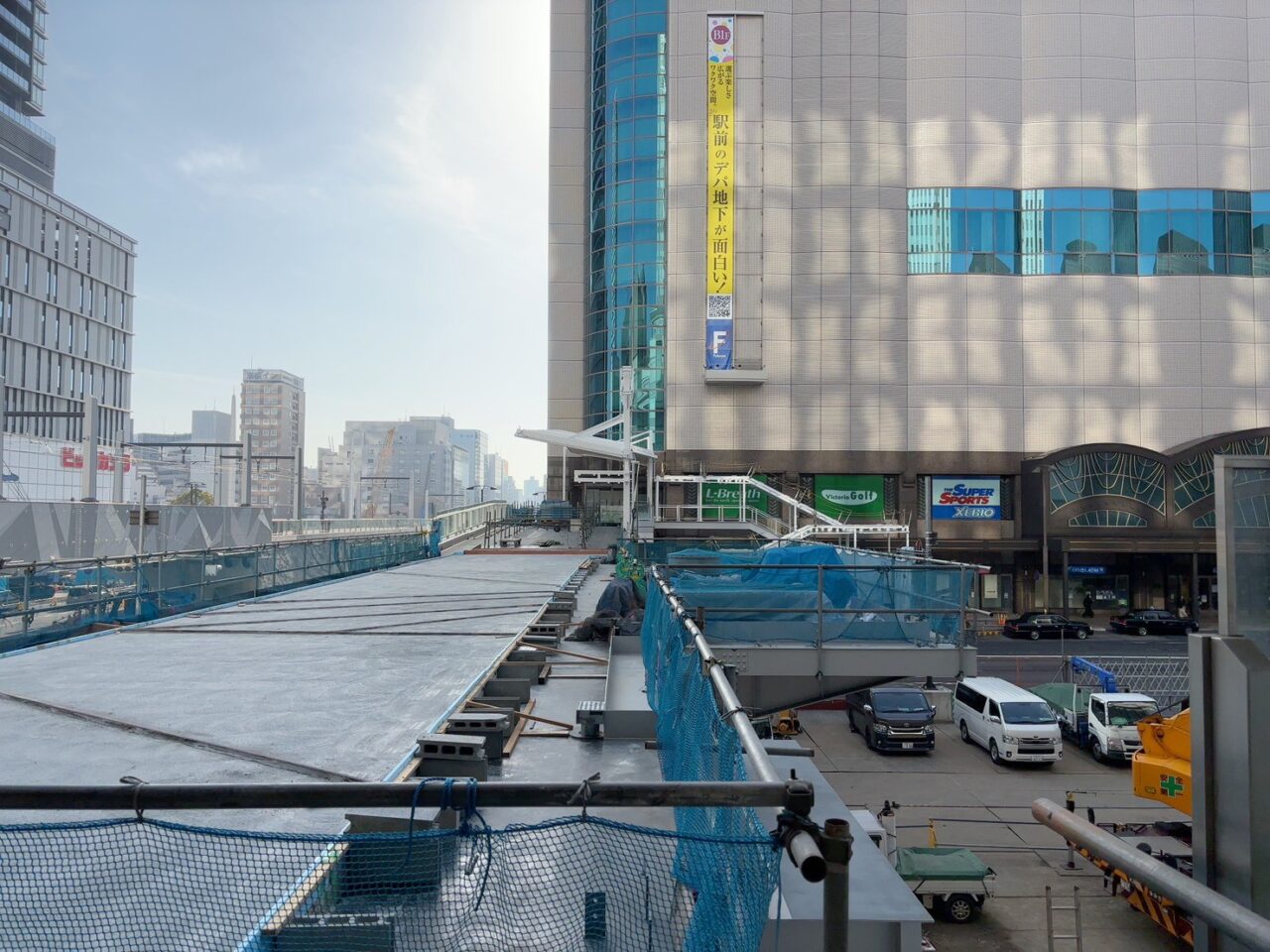 ミナモアとエールエールA館をつなぐ歩行者用デッキ周辺の工事の様子