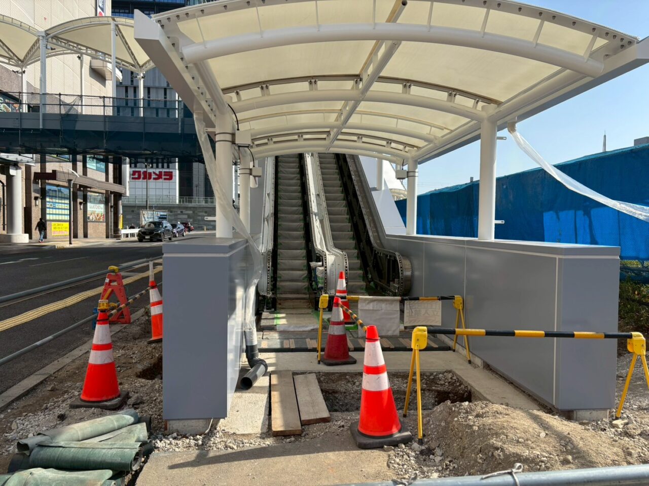 ミナモアとエールエールA館をつなぐ歩行者用デッキ周辺の工事の様子