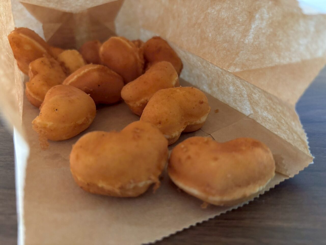 アルパーク近くの「ぱくふわベビーカステラ」で販売されている、ハート形のふわふわベビーカステラ