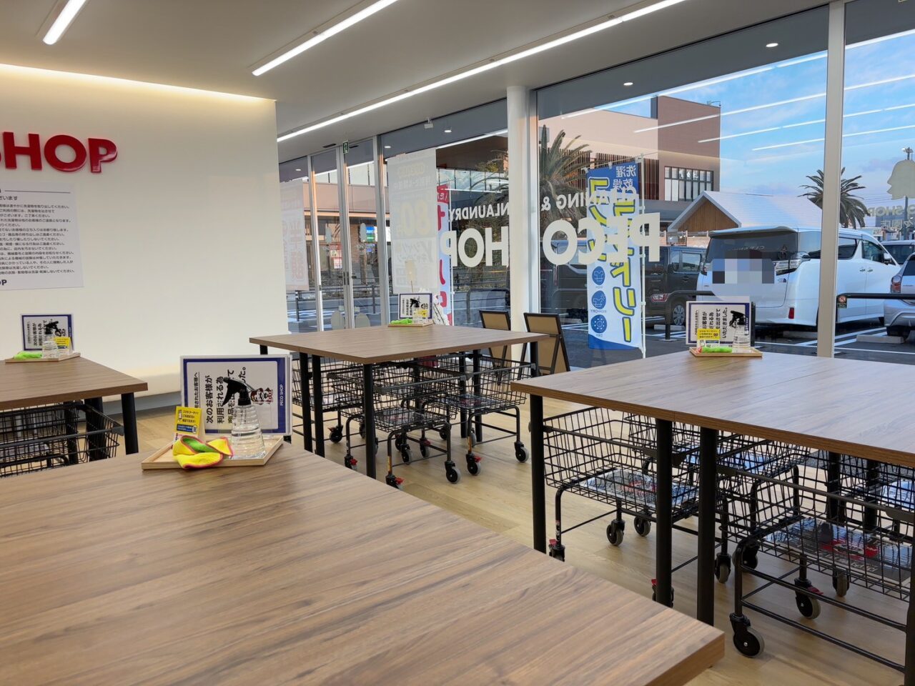 広々として清潔感のあるPECO SHOPのコインランドリー