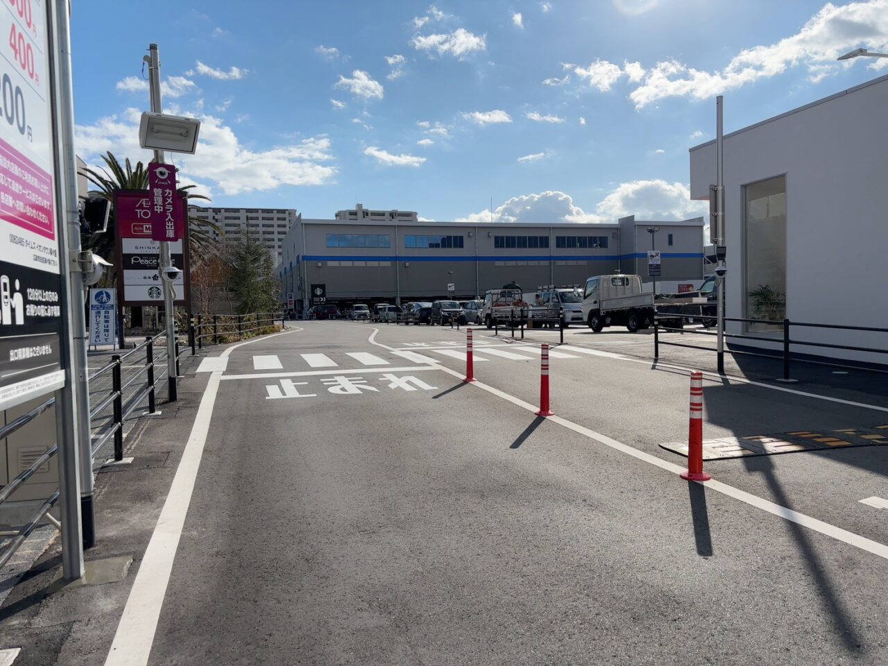 イオンタウン楽々園のヤシの木広場付近の様子