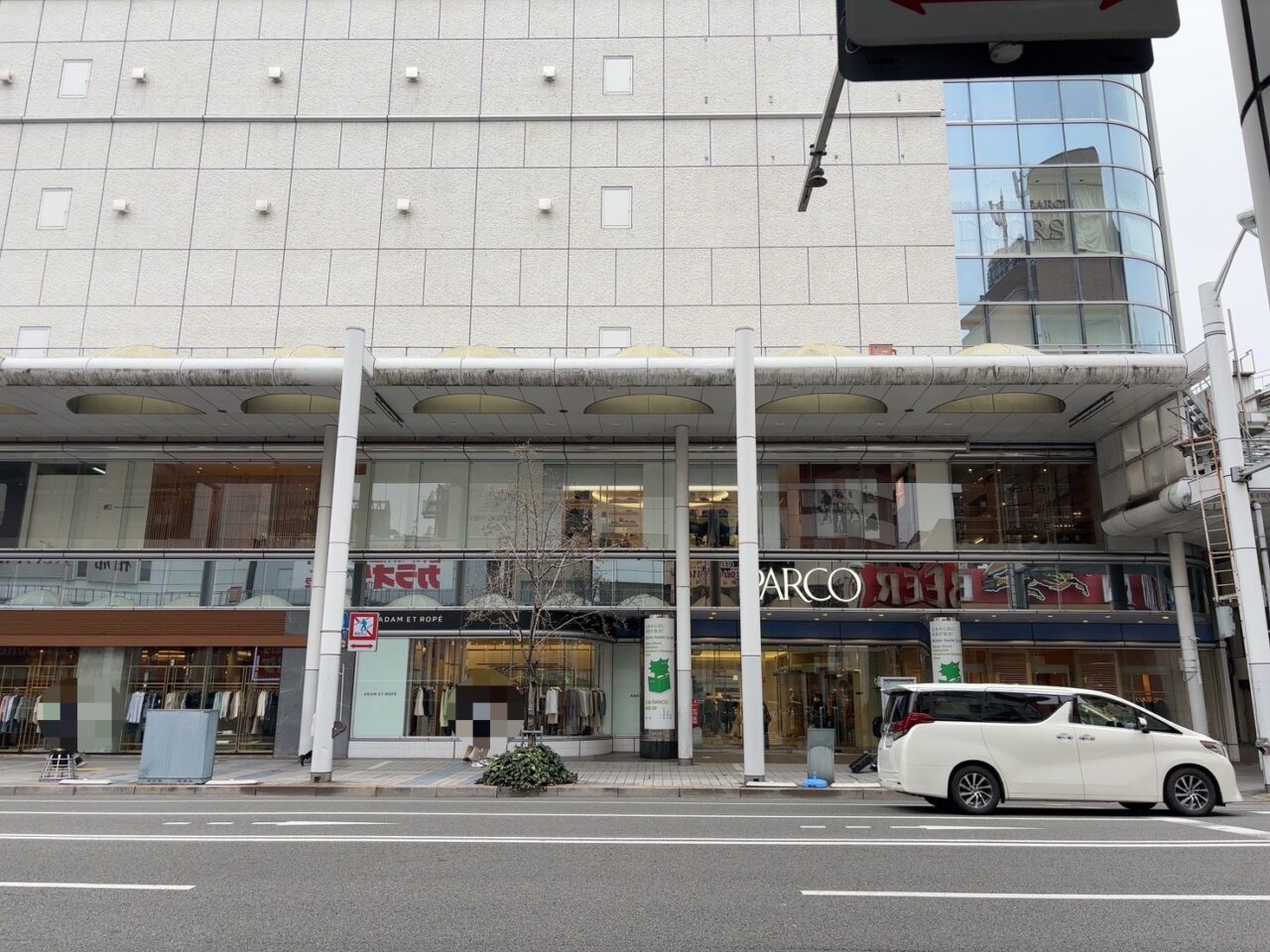 2026年2月に広島市中区八丁堀へオープンする「クレープとエスプレッソと」の店舗外観。パルコ向かい、ジャンカラ通り沿いで開店準備が進む様子。