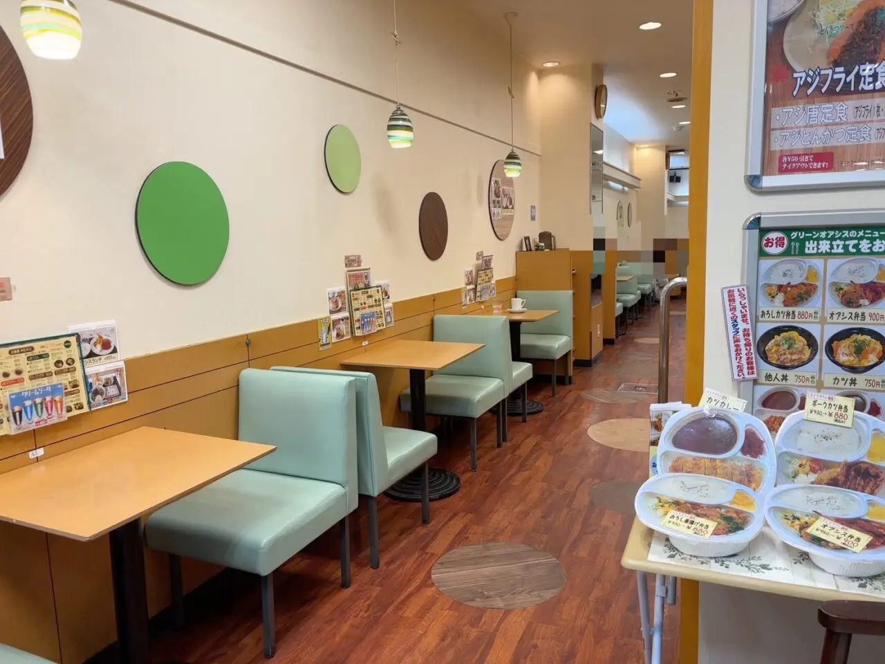 奥に長い造りのグリーンオアシス金座街店の店内。1人客や学生グループが利用しやすい雰囲気