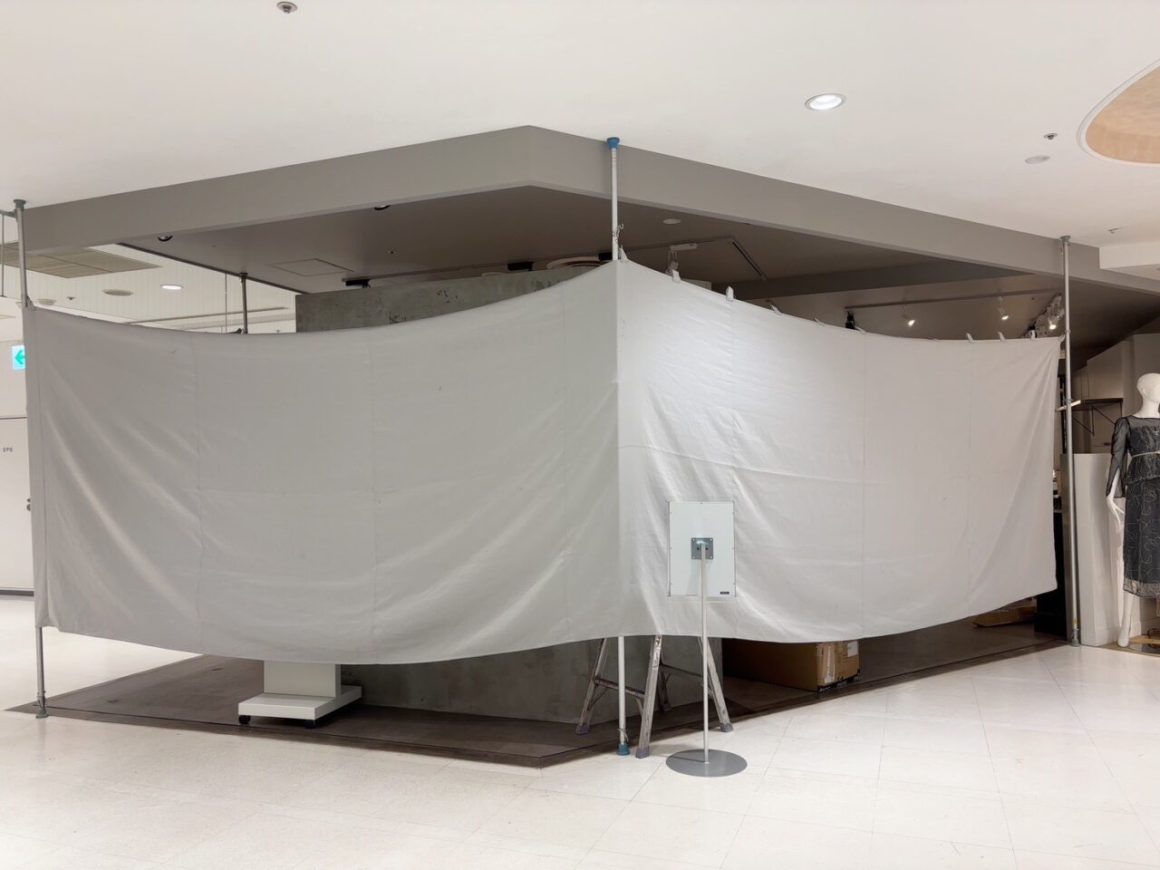 広島パルコ新館3階で囲いがされ、閉店した様子の隣接店舗スペース