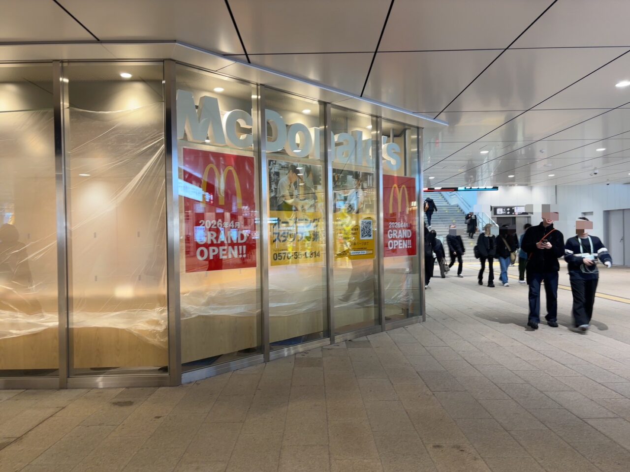 広島駅南口minamoa1階に掲示されたマクドナルド2026年4月オープン予定のポスター