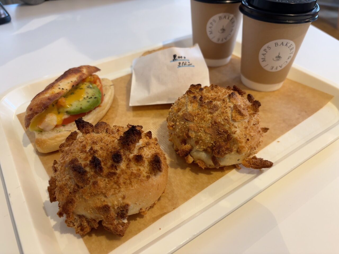 MAPS BAKERY / CAFEの店内に並ぶ種類豊富なパンの様子
