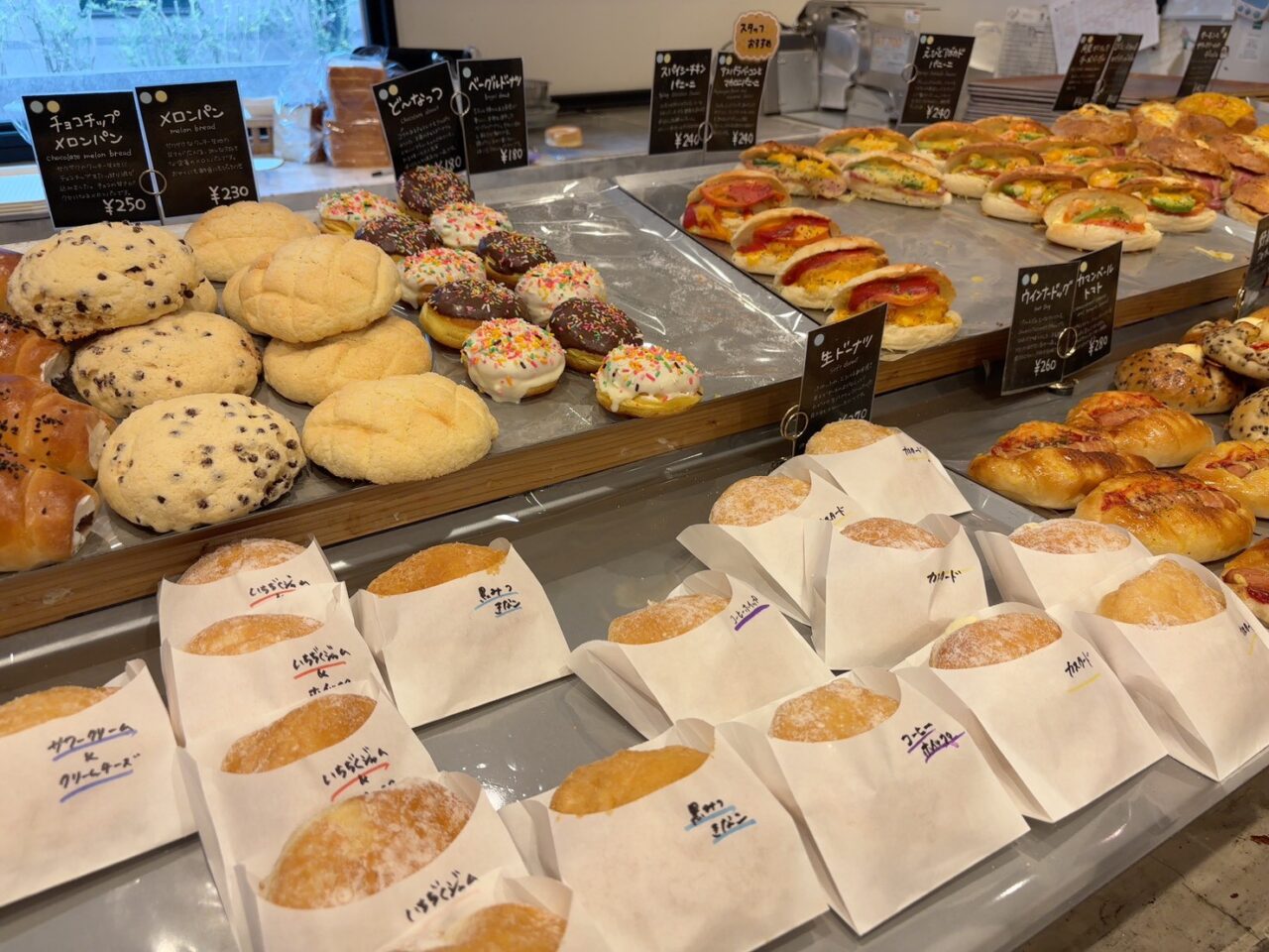 MAPS BAKERY / CAFEの店内に並ぶ種類豊富なパンの様子