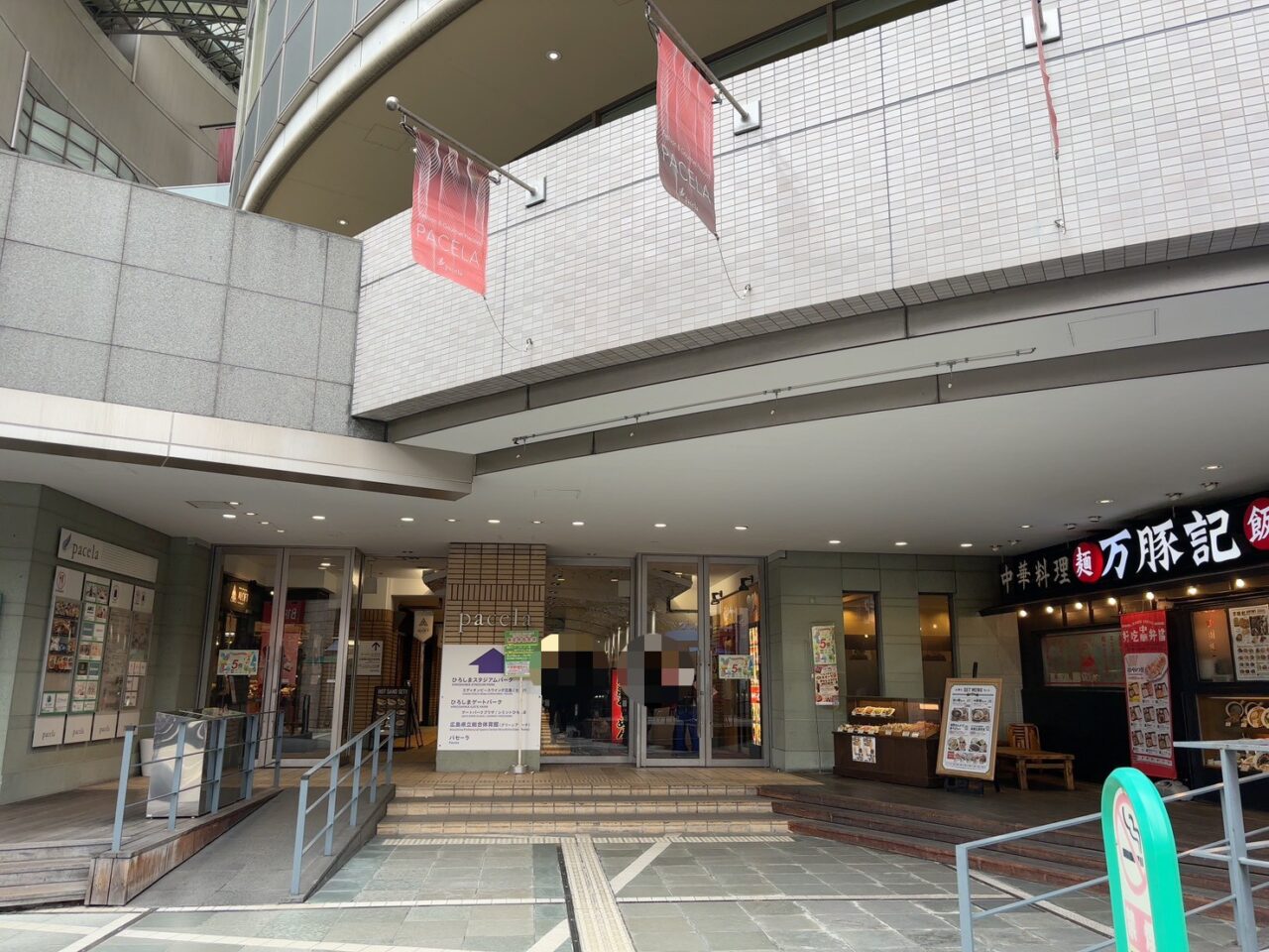 2026年3月25日オープン予定のマクドナルド パセーラ基町店の様子。地下1階で白い囲いに覆われ準備が進められている