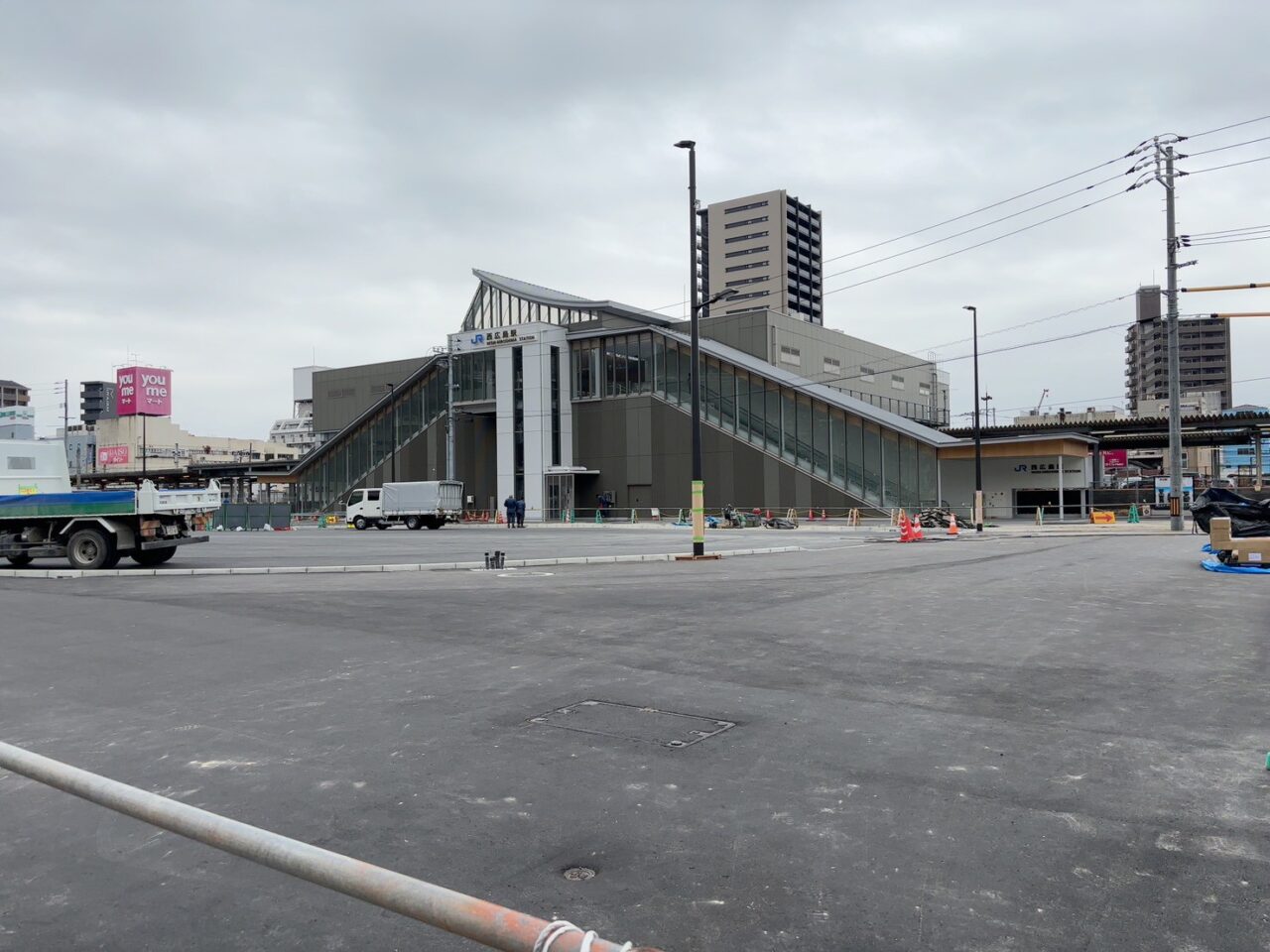 JR西広島駅北口の目の前で進む公園整備と道路工事の様子