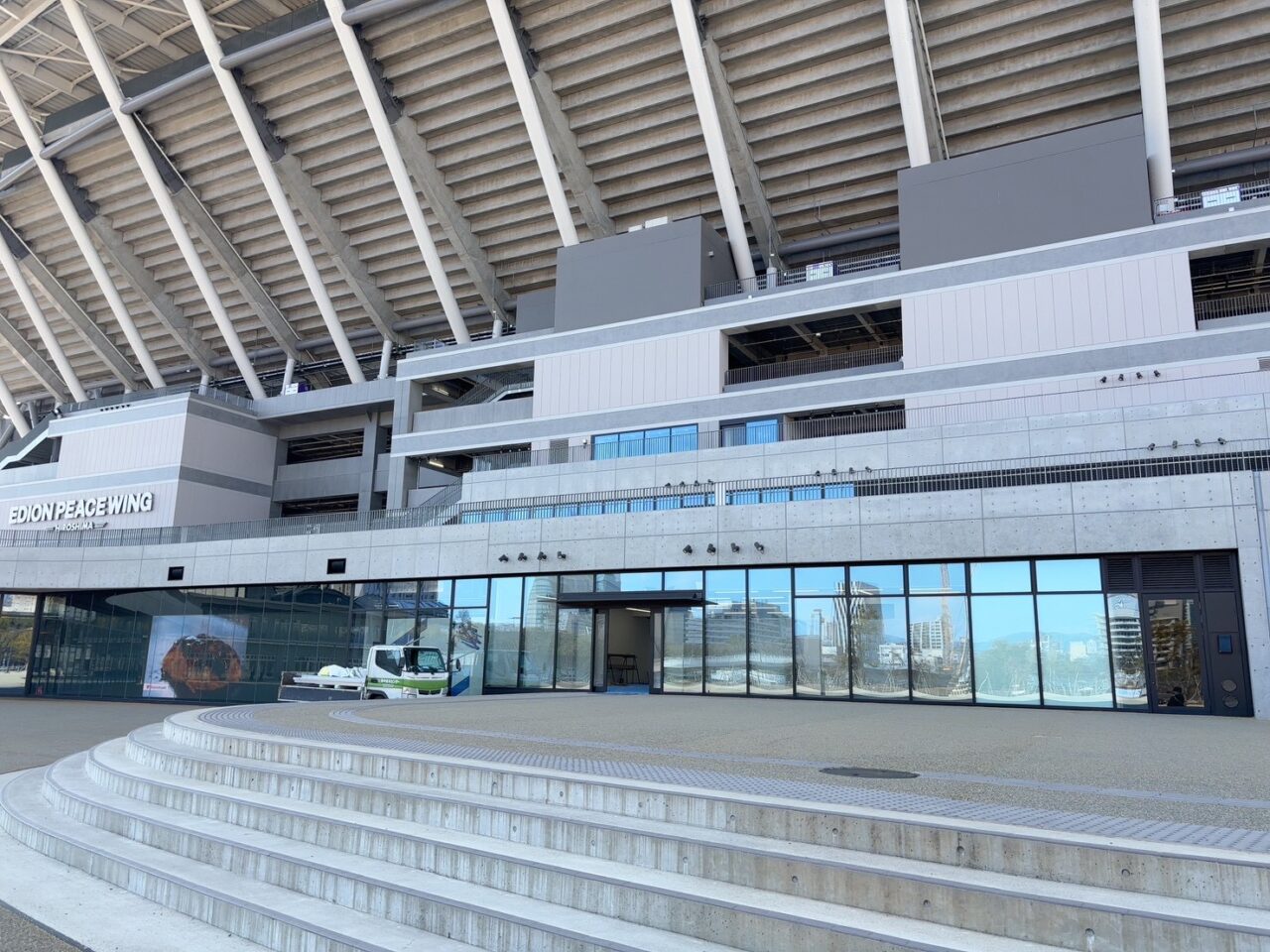 セブン-イレブン ピースウイング広島店がオープンするスタジアム1階の場所