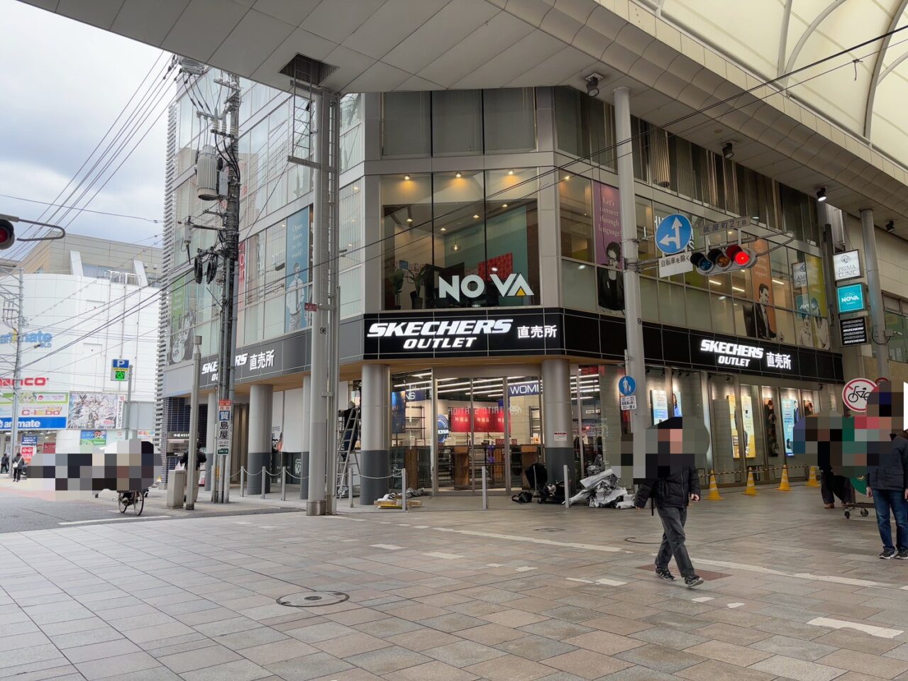 本通り沿いで開店準備が進むスケッチャーズ直売所の外観
