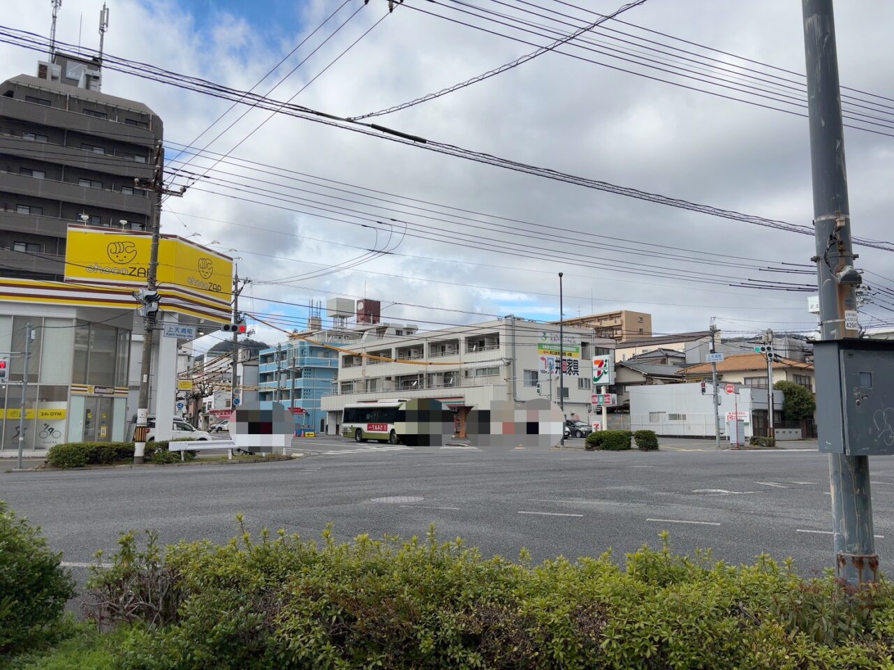 改装工事のため囲いが設置された広島市西区のフレスタ上天満町店外観。2026年4月上旬リニューアルオープンの看板が掲示されている様子