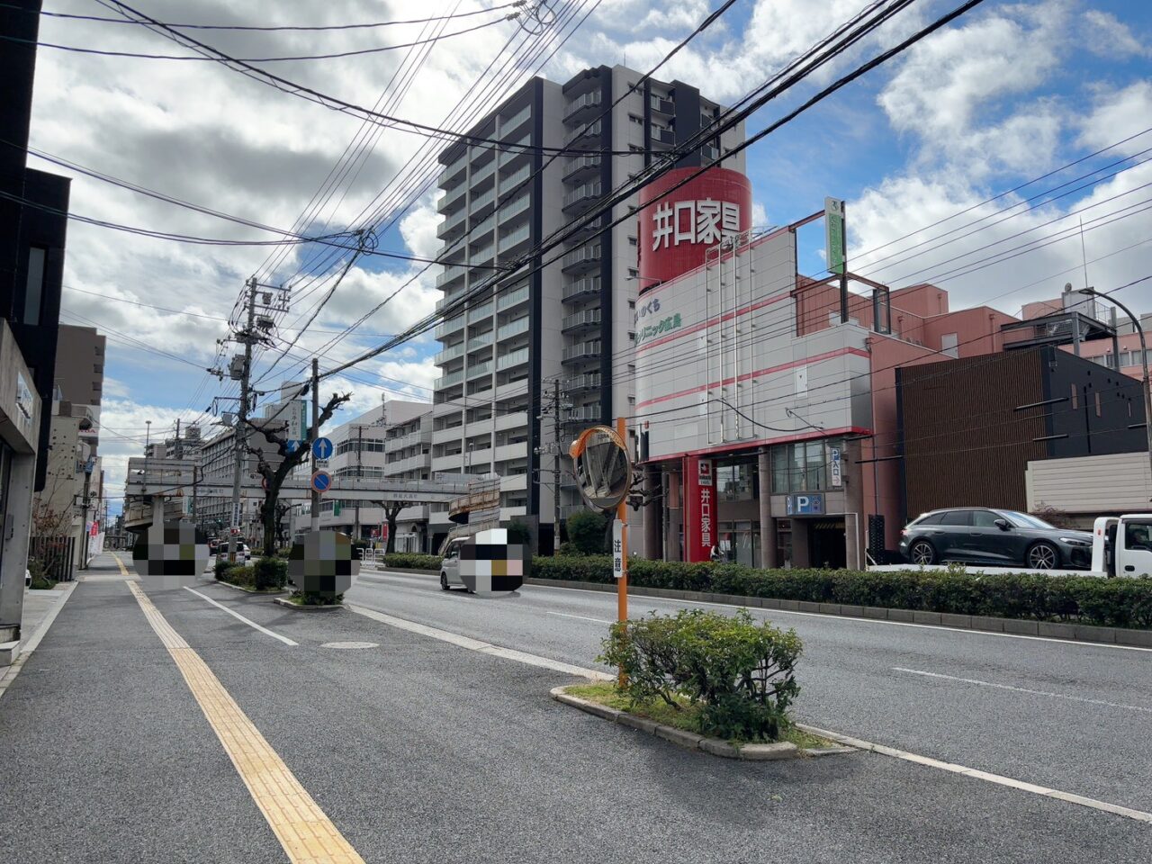 改装工事のため囲いが設置された広島市西区のフレスタ上天満町店外観。2026年4月上旬リニューアルオープンの看板が掲示されている様子