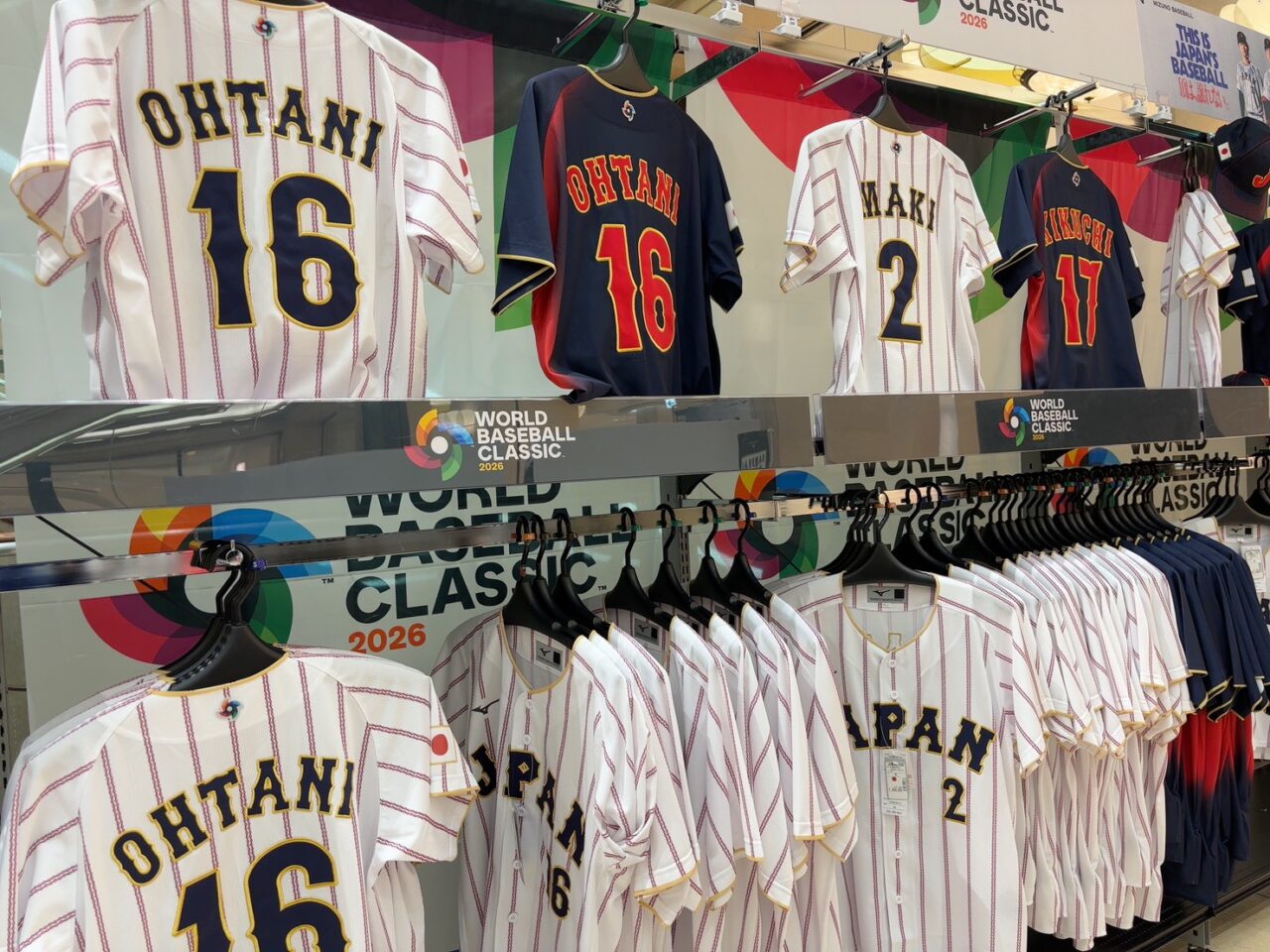 福屋広島駅前店で販売されているWBC応援グッズ売り場