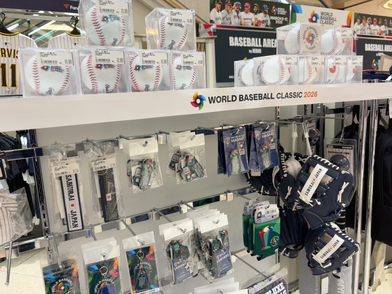 福屋広島駅前店で販売されているWBC応援グッズ売り場